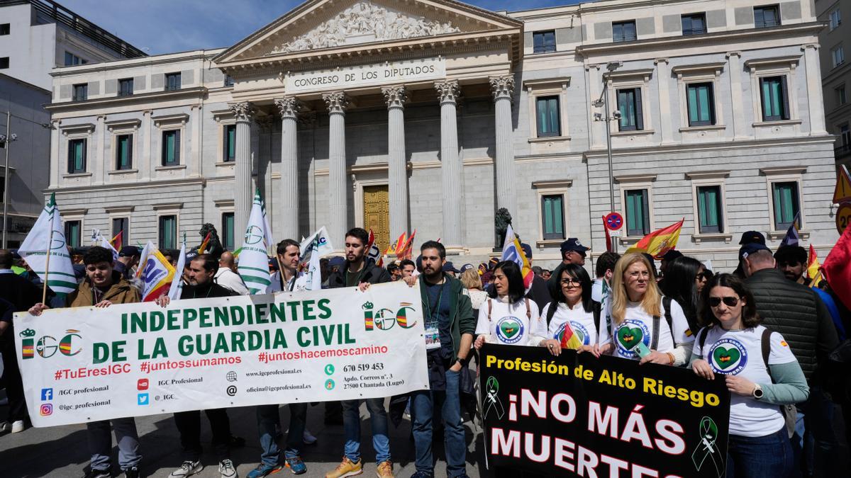 Miles de policías y guardias civiles marchan en Madrid y piden la dimisión de Marlaska
