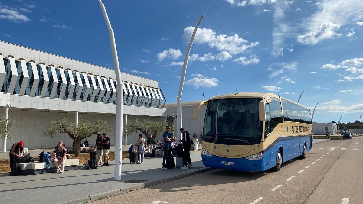 Uno de los autobuses que une al aeropuerto con la provincia.