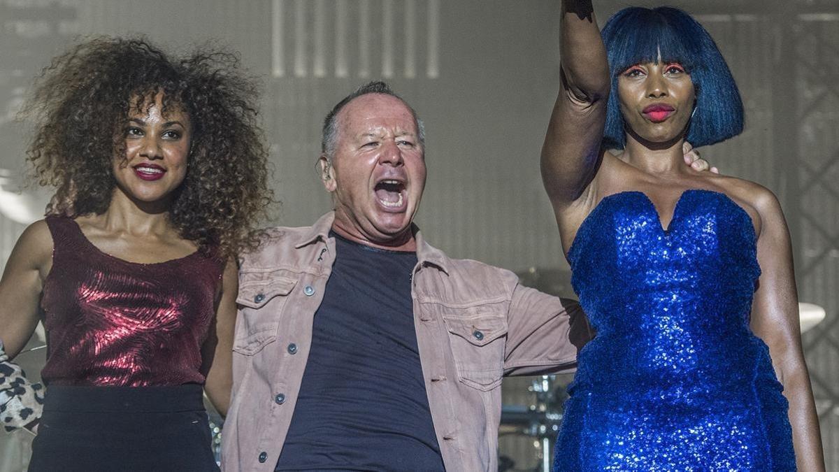 Jim Kerr, con Sarah Brown (derecha) y Cherisse Osei, en el festival Jardins de Pedralbes