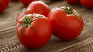 Si ves esto en un tomate, tíralo de inmediato y no te lo comas