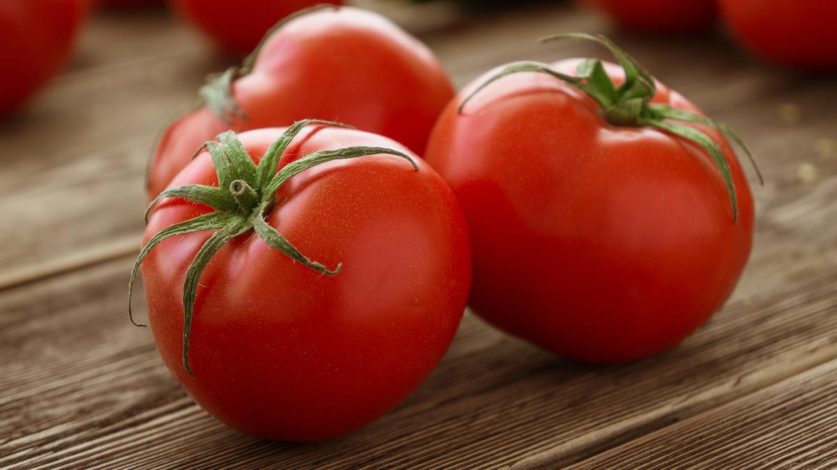 El tomate es muy diurético y bajo en calorías.