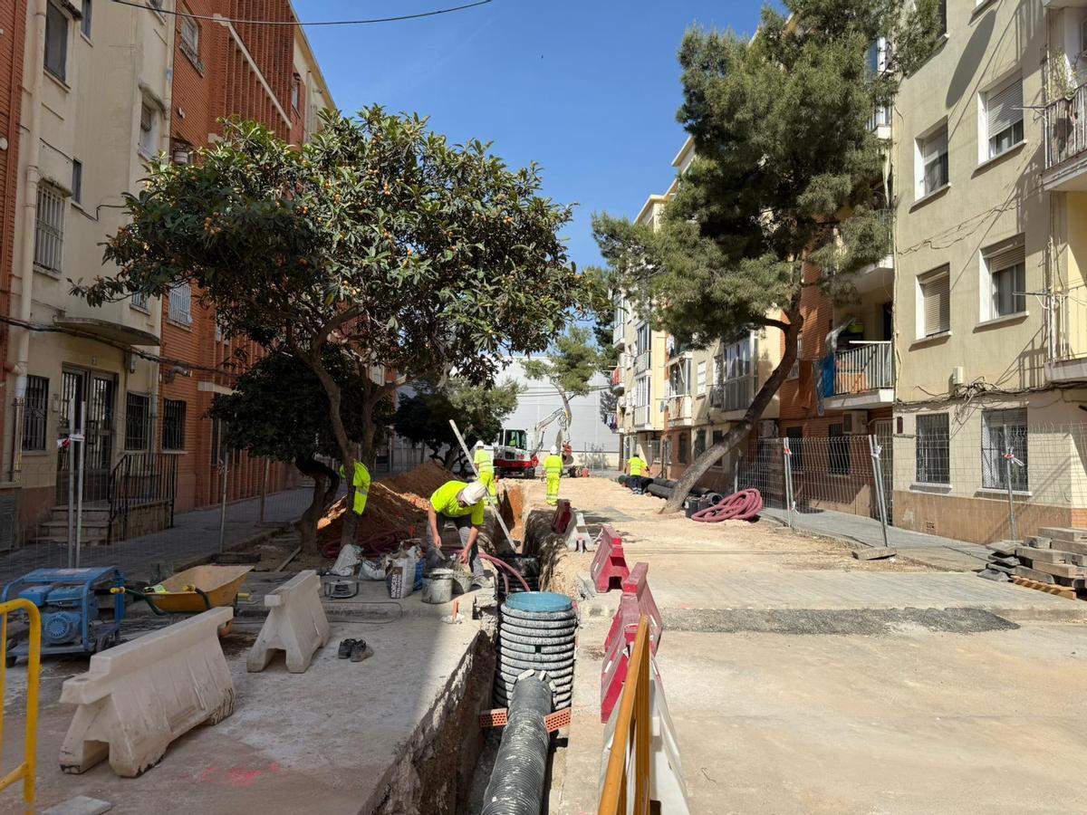 Obras de renovación del alcantarillado en la Fontsanta.