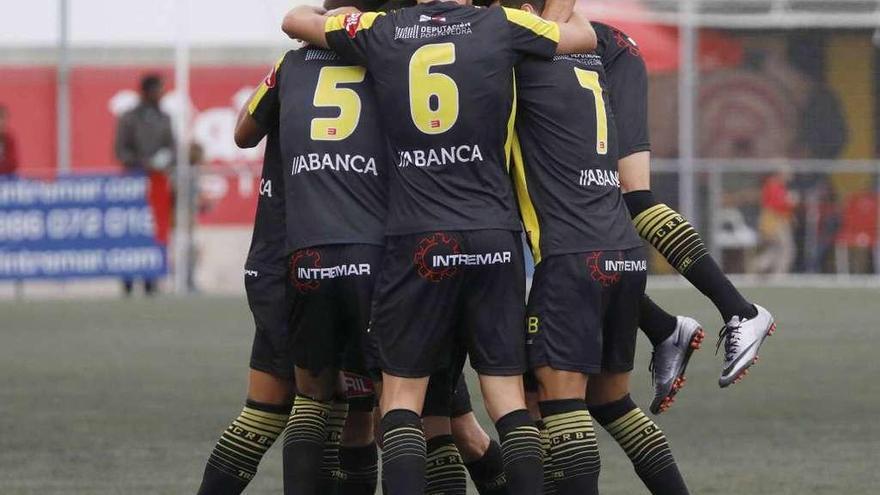 Los jugadores del Rápido de Bouzas celebran un gol esta temporada. // Cristina Graña