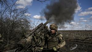 Soldados ucranianos disparan contra posiciones rusas en la región de Donbás.