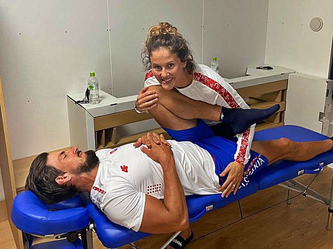 Smidakova, en una sesión de fisioterapia con Peter Gelle, del equipo eslovaco de piragüismo, en Tokio. | J. S.