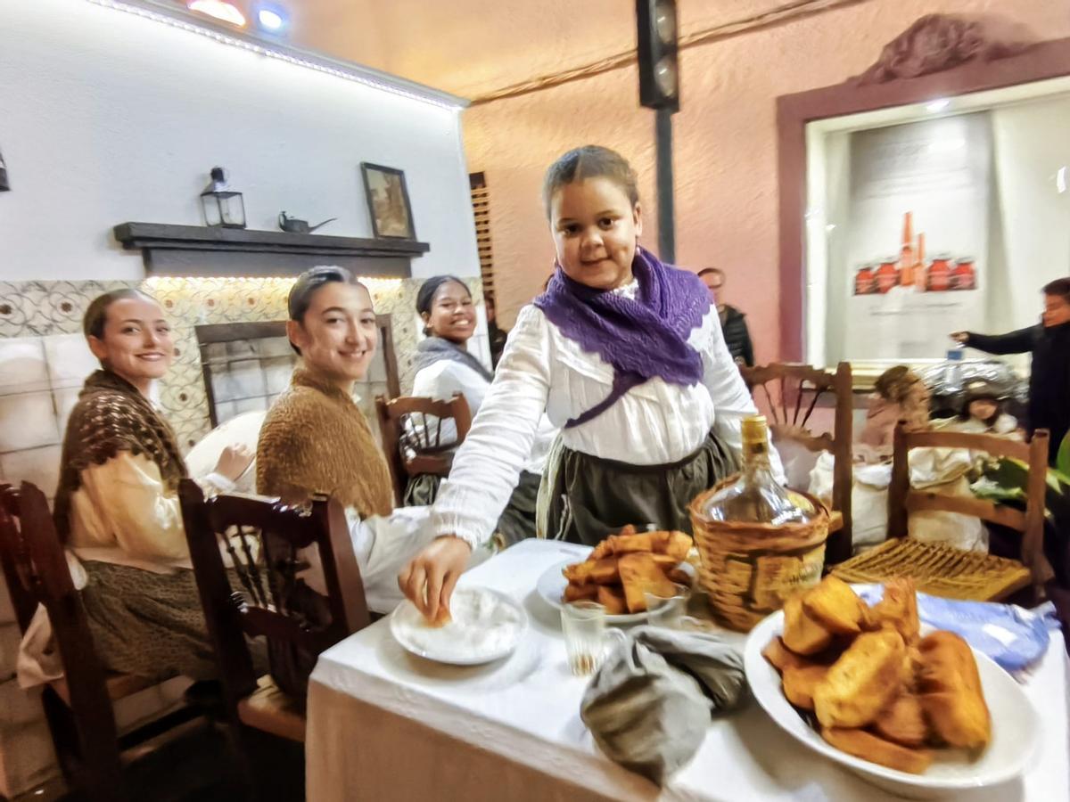 La carroza ganadora 'Enfarinà per carnestoltes' durante el desfile en la Nit de la Coqueta.