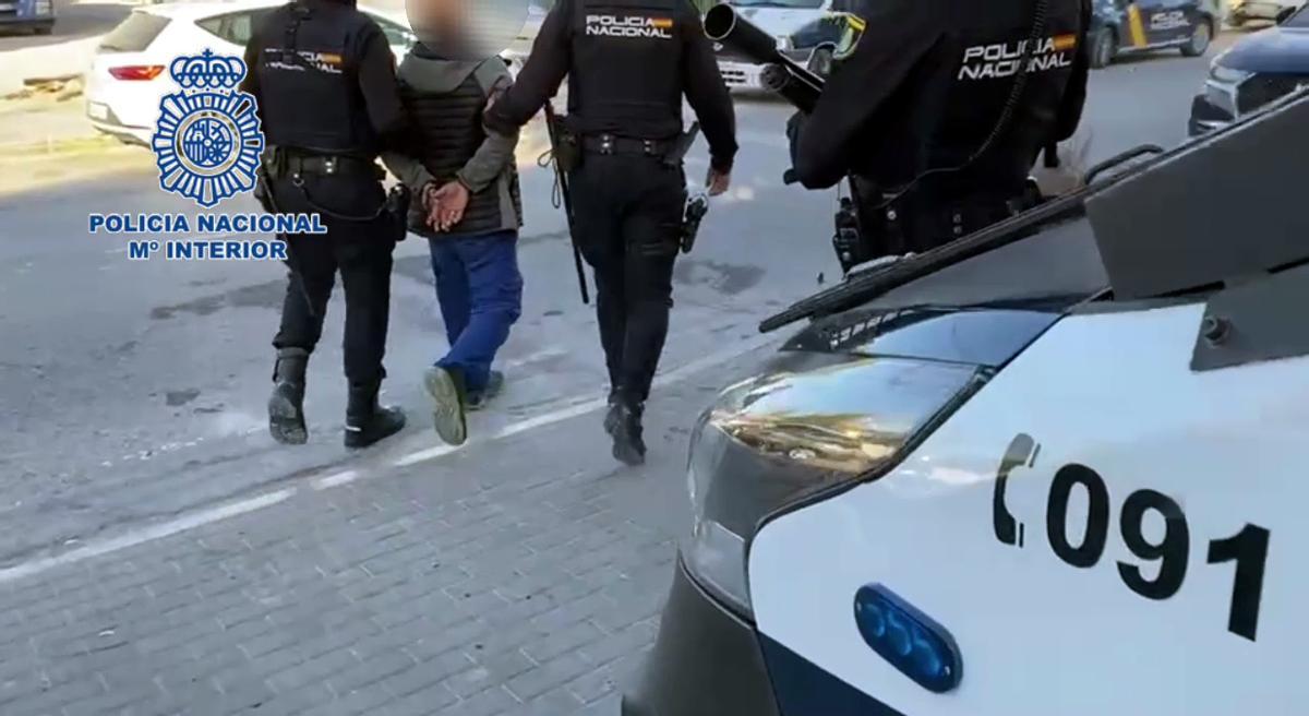La Policía con uno de los detenidos en Alicante.