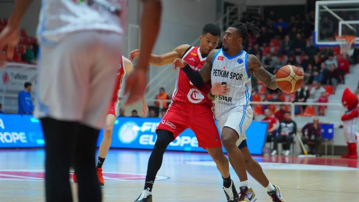 Bell-Haynes intenta frenar el avance de Whittaker, este miércoles.