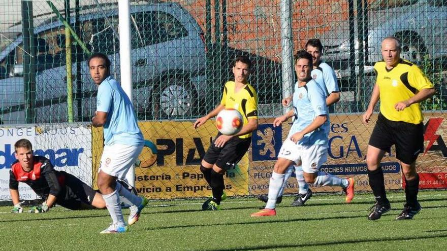 Futbolistas del Moaña en un duelo anterior de su equipo. // Santos Álvarez