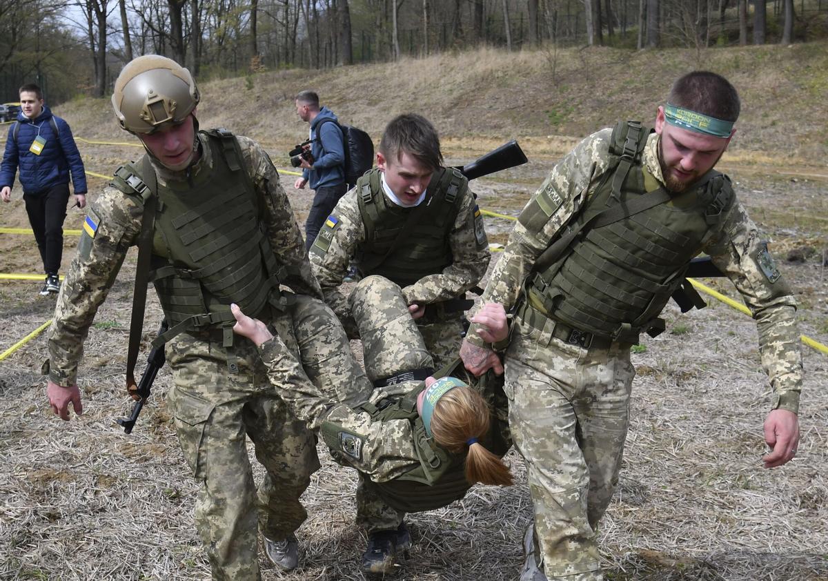 Militares en servicio activo, veteranos, militares heridos y civiles ucranianos participan en la competición «Kordon Race», cerca de Leópolis, en el oeste de Ucrania.