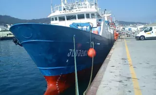Inpesca abandera al «Txori Bi» en Omán para apoyar a otro atunero