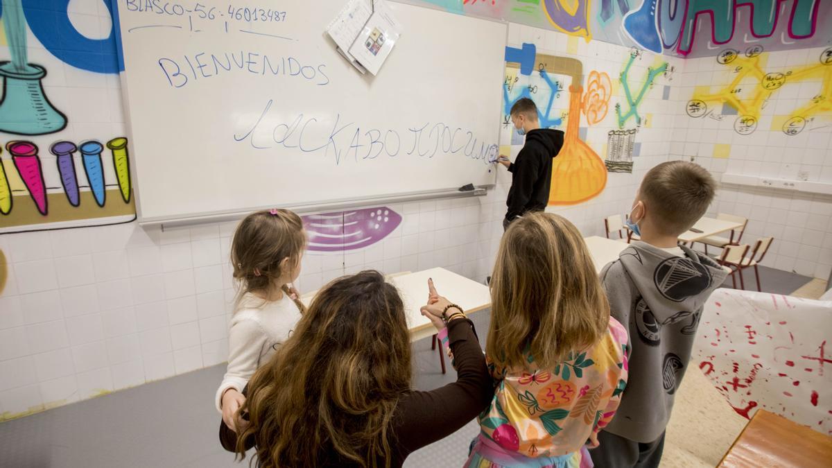 Menores ucranianos que han huido de la guerra son escolarizados en un centro educativo valenciano.