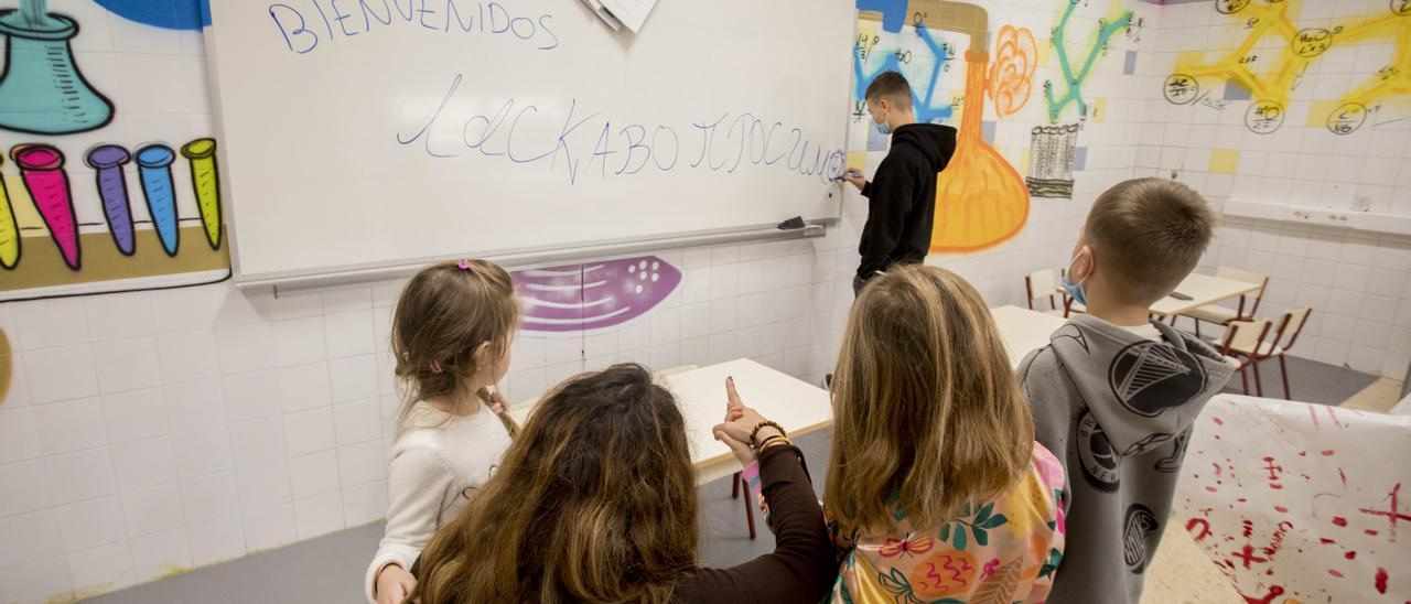 Menores ucranianos en el CEIP Vicente Blasco Ibáñez junto a Yasmina López, directora del centro.