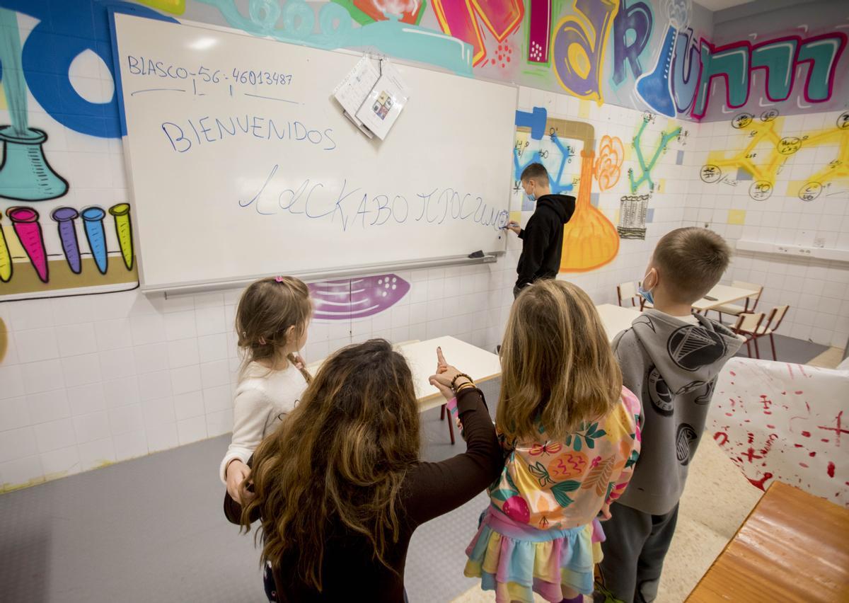 Menores ucranianos que han huido de la guerra son escolarizados en el CEIP Vicente Blasco Ibáñez.