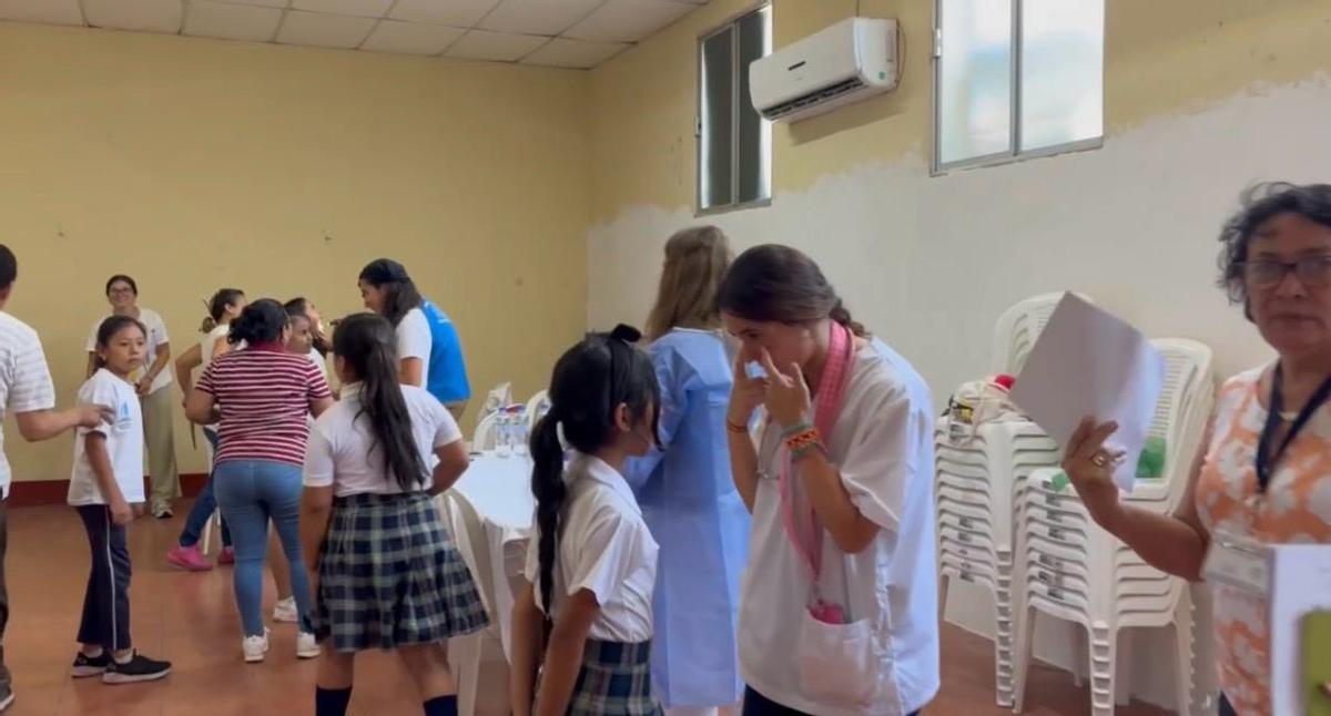Andrea Vallín, atendiendo a una niña.