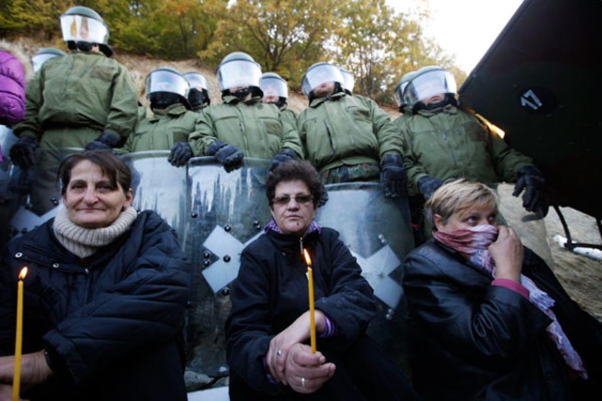 Centenars de serbis bloquegen la frontera entre Kosovo i Sèrbia, on aquest dijous les tropes de l’OTAN (KFOR) han llançat gasos lacrimògens per dispersar-los.