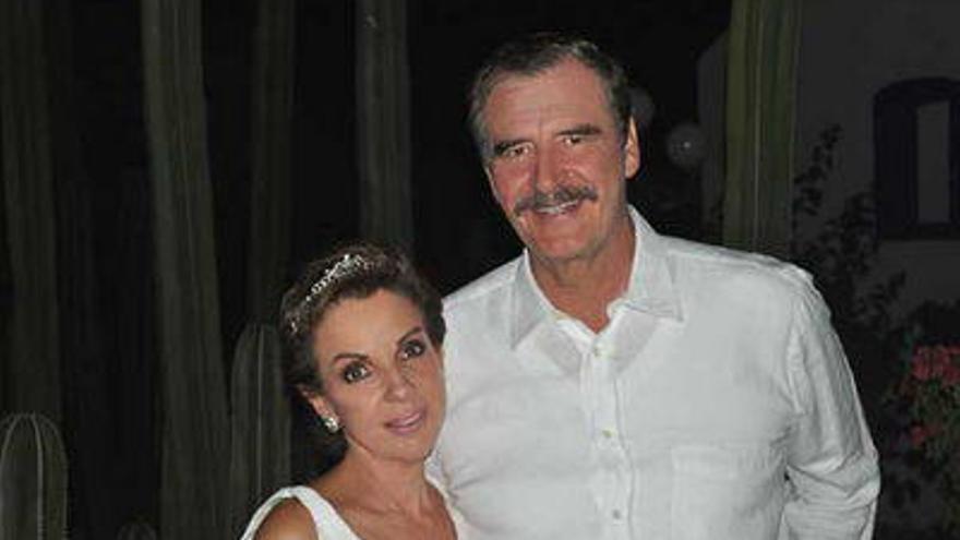 Fotografía cedida, en la que se observa al ex presidente de México Vicente Fox Quesada (2000-2006) (d), quien se casó el pasado jueves por la Iglesia con la ex primera dama Marta Sahagún (i), su esposa por lo civil desde 2001, después de que ambos consiguieran la anulación de sus primeros matrimonios religiosos.