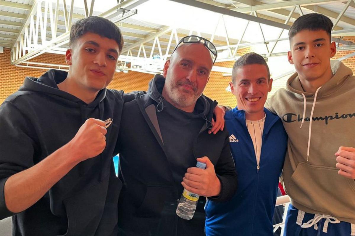 Los tres representantes zamoranos junto a su técnico, José Gallego. |