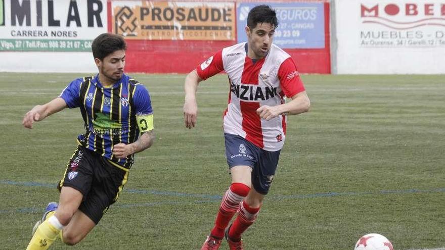 Jesús Varela pugna con un futbolista del Areas por la posesión del balón. // Santos Álvarez