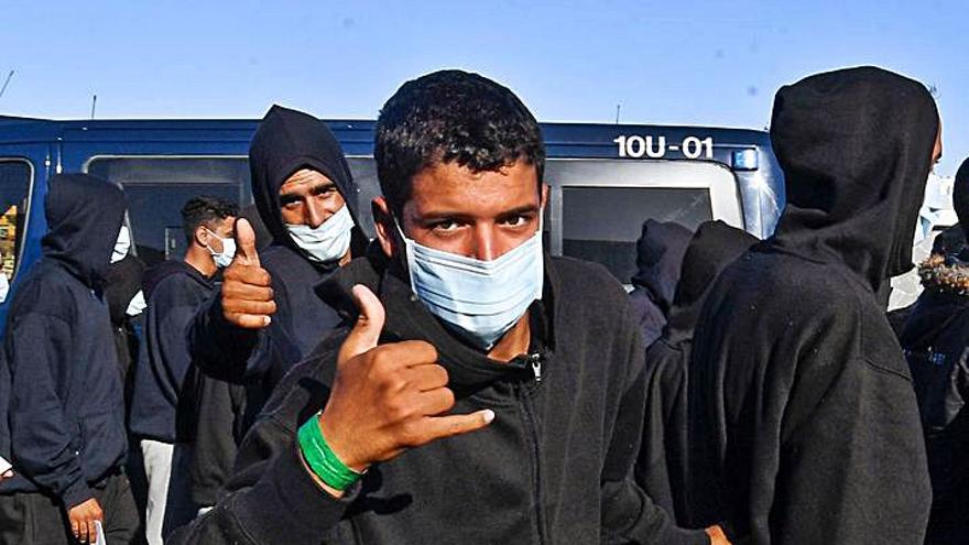 Uno de los migrantes liberados de camino al pueblo.