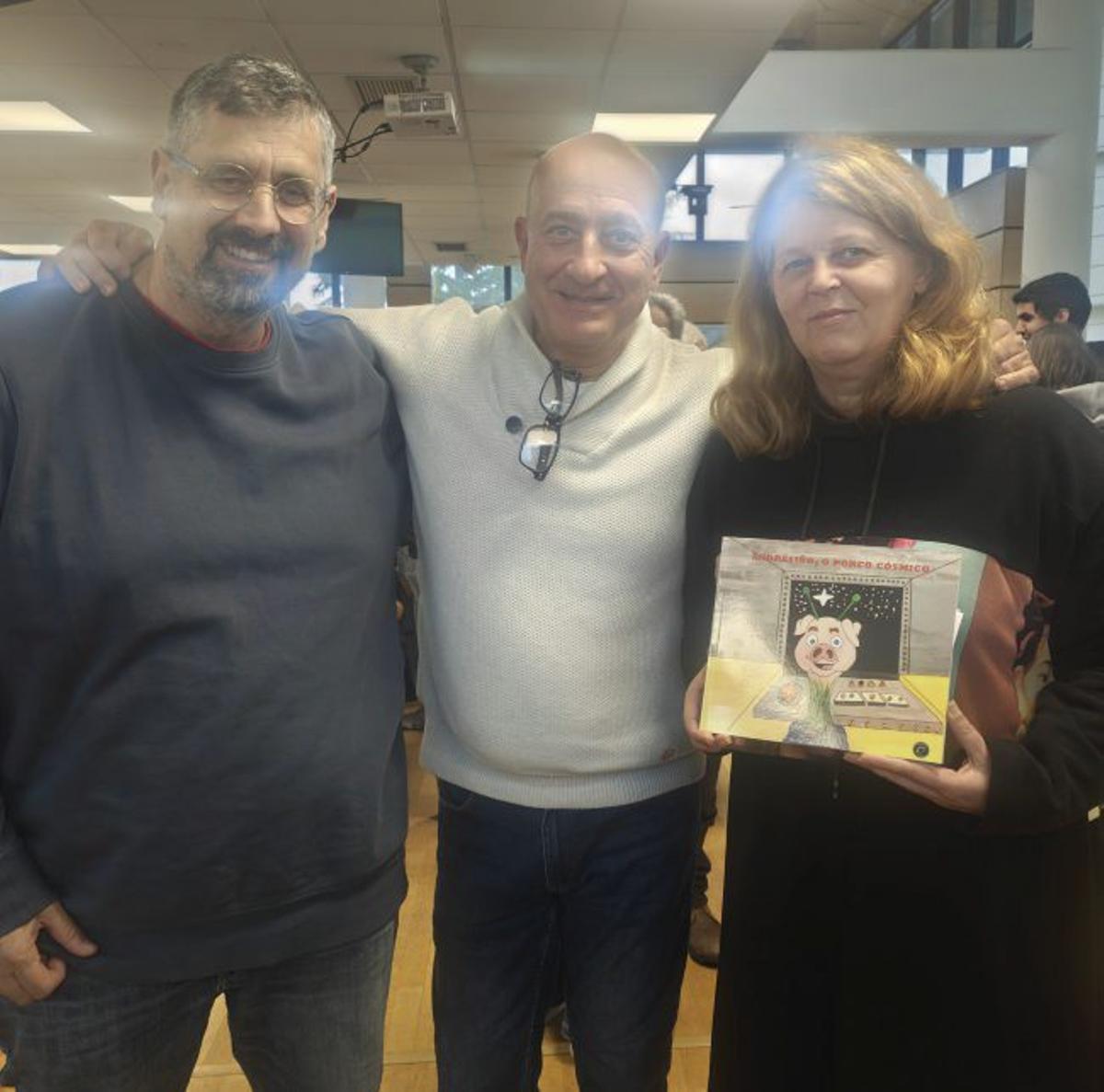 Míchel Gutiérrez, Sócrates Pérez y María Casás, con el cuento. | SANTOS ÁLVAREZ