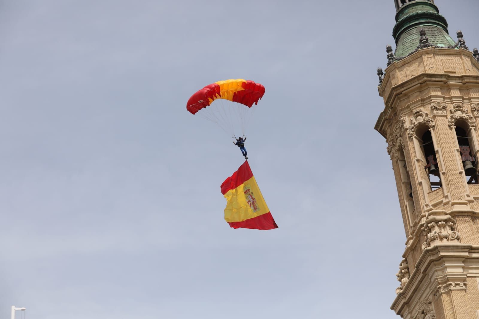 La plaza del Pilar se viste de rojigualda en el despliegue de una bandera de España de 54 metros cuadrados