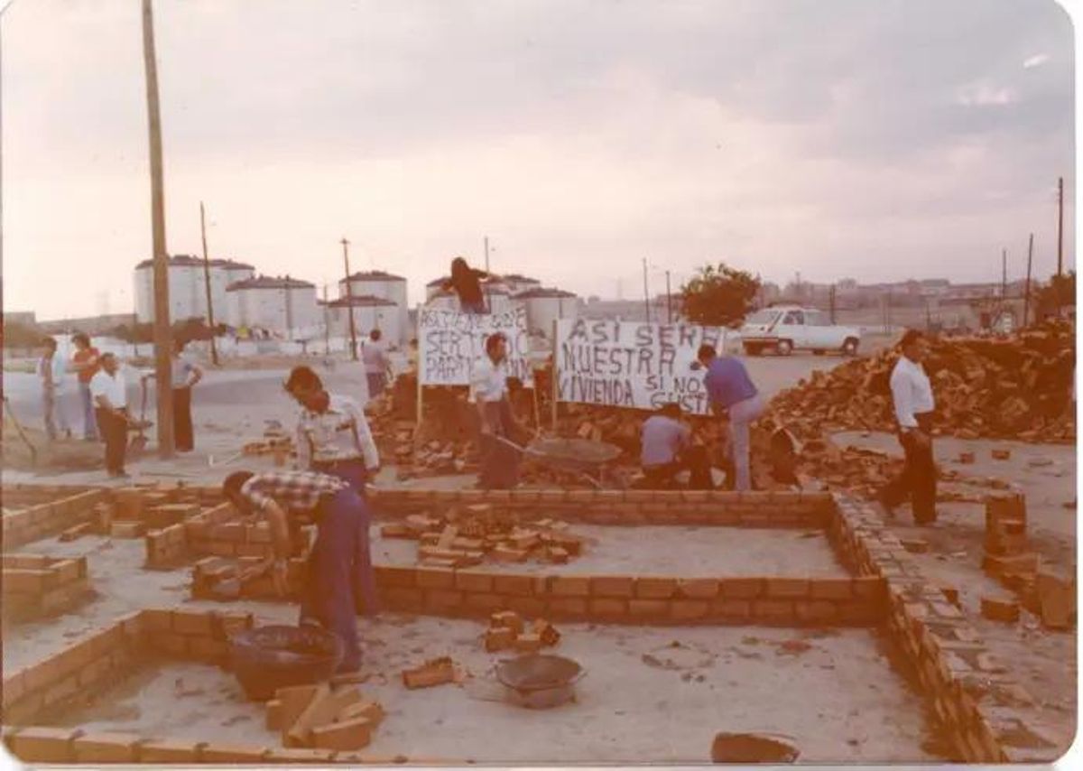 Vecinos de Orcasitas en los años 70, cuando el poblado se transformó en barrio.