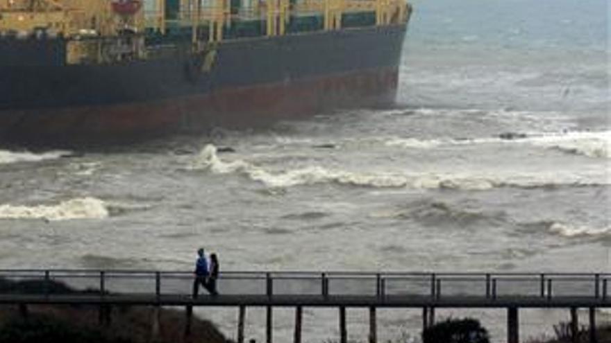 Rescatados los 31 tripulantes de un buque encallado en la Bahía de Algeciras