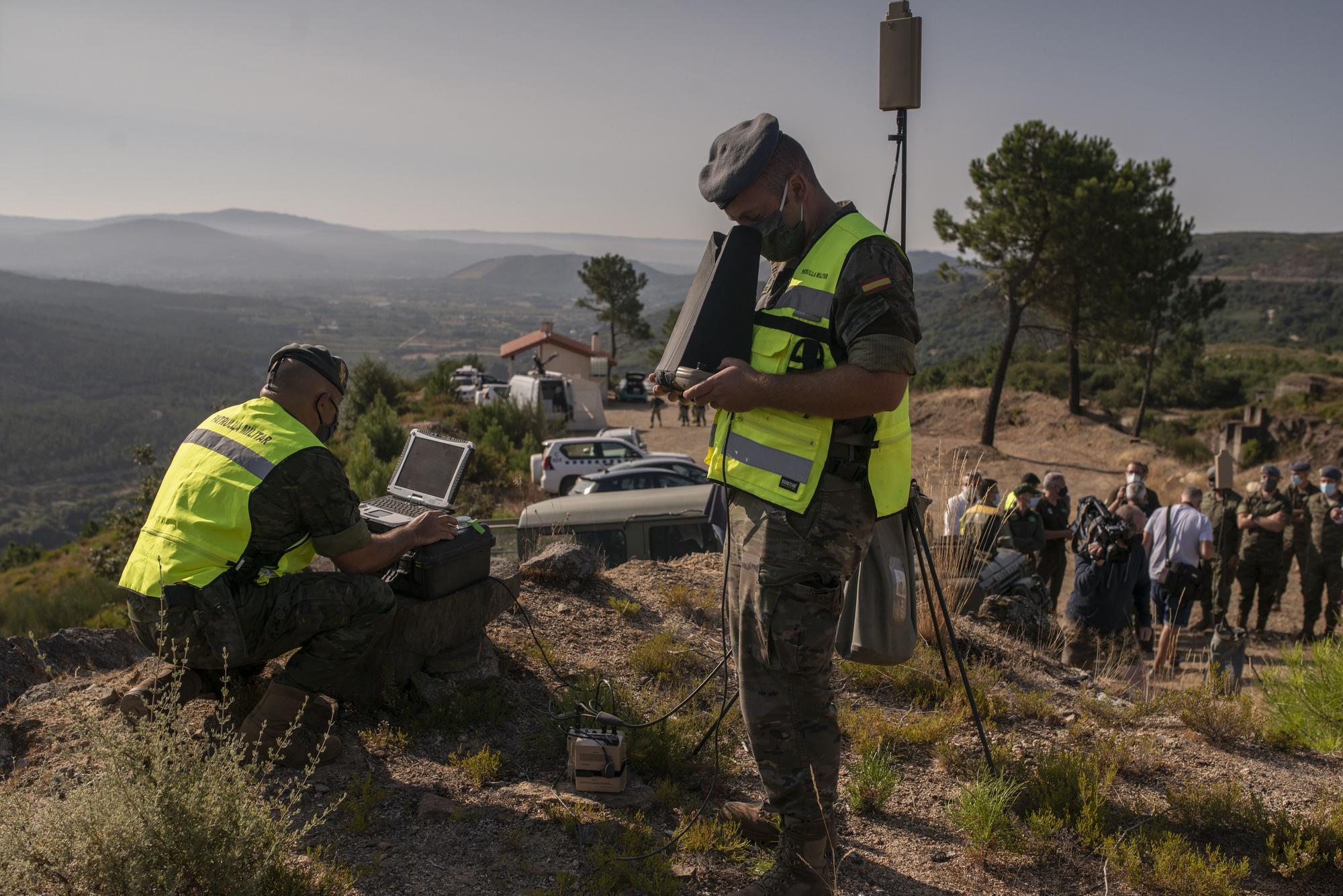 Dos militares comprobando el vuelo de un aparato no tripulado. // BRAIS LORENZO