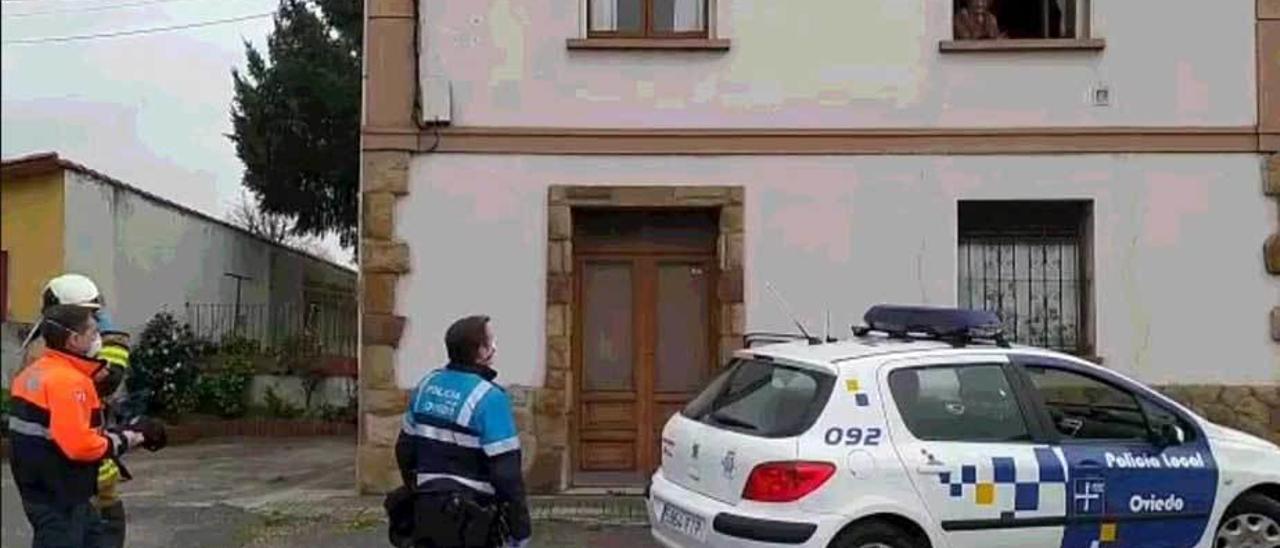 Policías y bomberos, ante la ventana de Carmen Fernández.