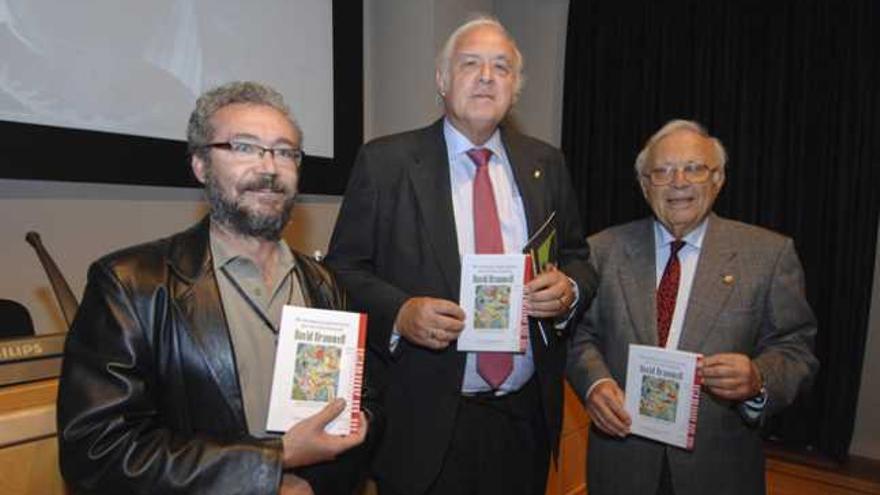 Yuri Millares (i.), David Bramwell (centro) y Wolfredo Wildpret, ayer durante la presentación del libro en el Cicca. | andrés cruz