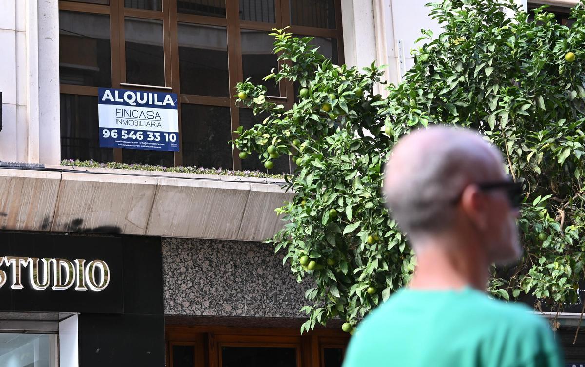 Un viandante pasa por delante de una casa de segunda mano en venta