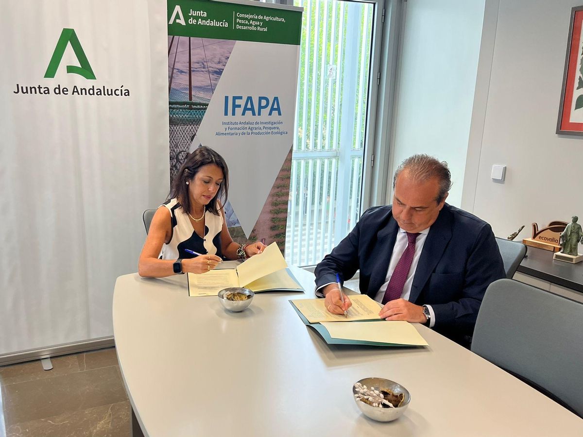 Marta Bosquet, del Ifapa, y Francisco Torrent, de Asemesa, firman el acuerdo.
