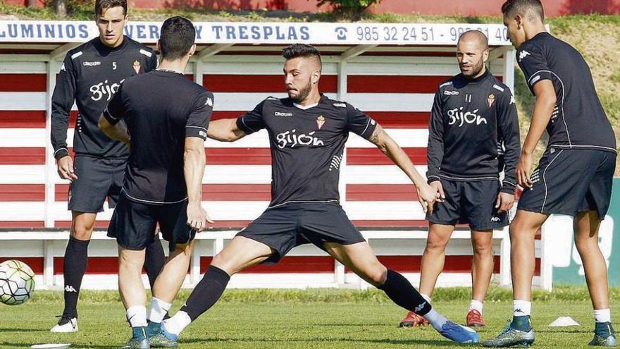 Guerrero, en el centro de un rondo, intenta recuperar el balón.