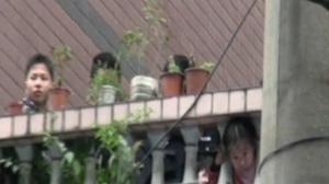 Rescat dels bombers d’una nena atrapada en una barana.