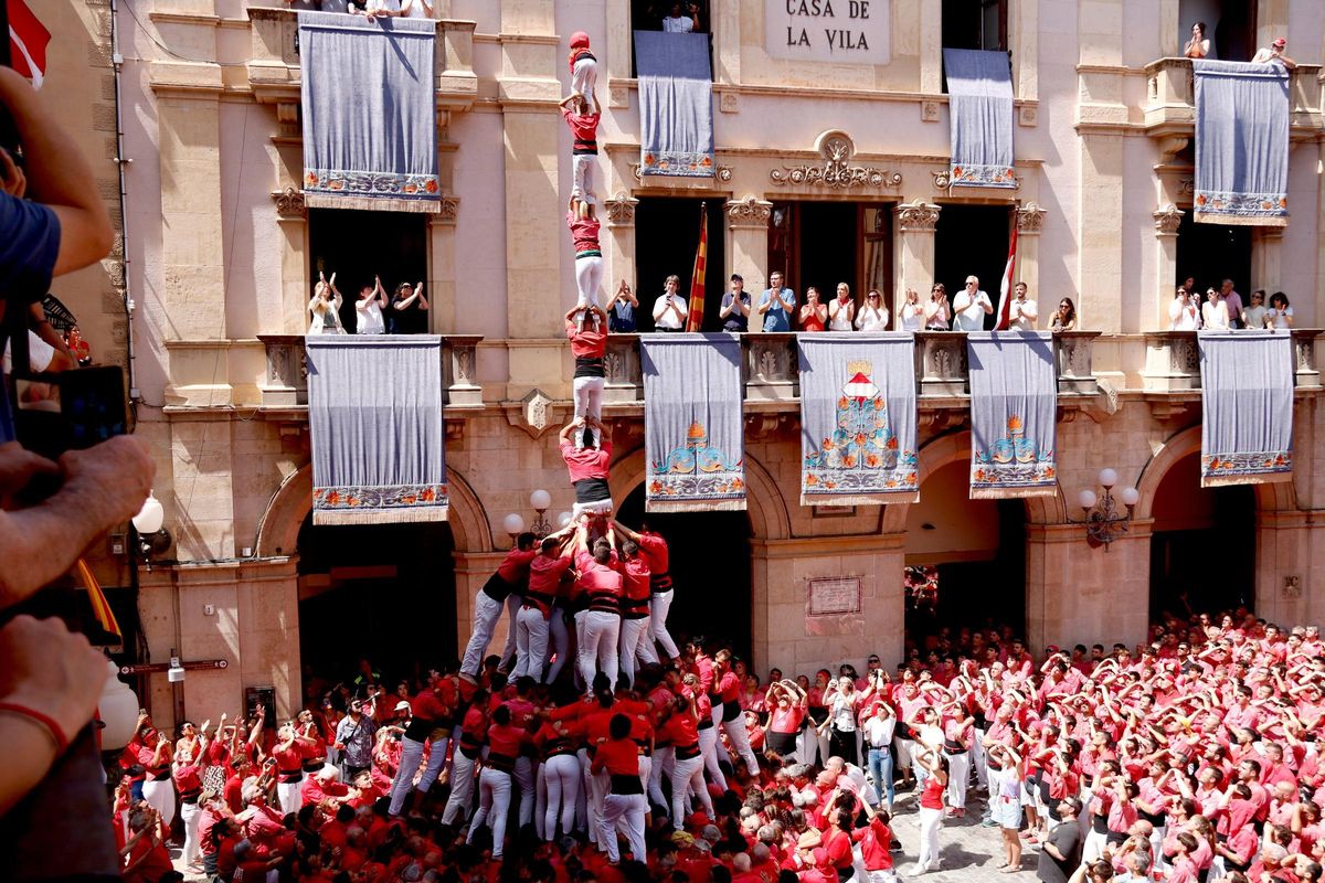 Pilar de 8 amb folre i manilles de la Colla Joves de Valls a la diada de Sant Joan 2025.