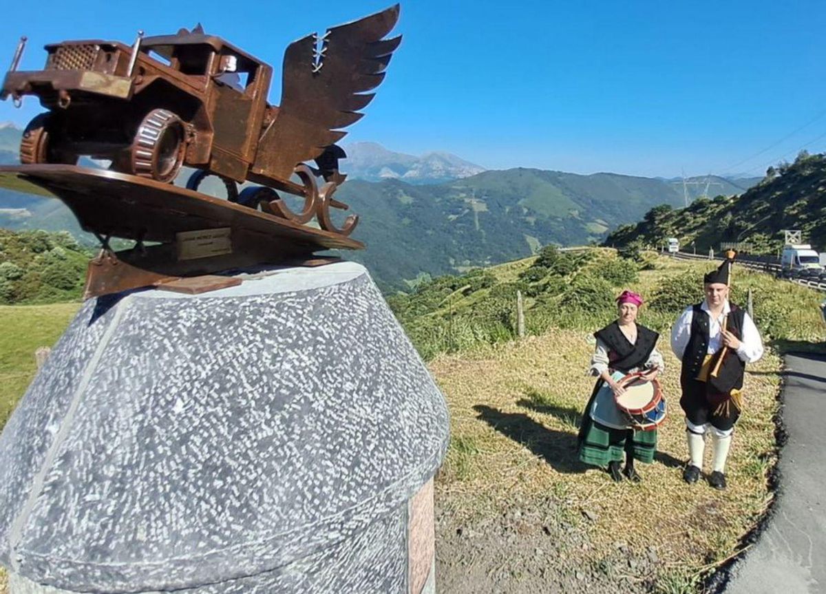 La escultura realizada por el artista Juan Pérez, con «La Rampa de Saso» al fondo de la imagen.  | D. M.