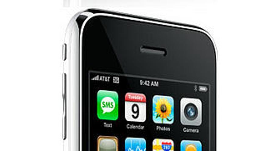 Los primeros compradores en España del teléfono móvil de Apple, iPhone 3G muestran orgullosos sus dispositivos, que han adquirido hoy en la nueva tienda de Telefónica en la Gran Vía de Madrid. EFE/Angel Díaz