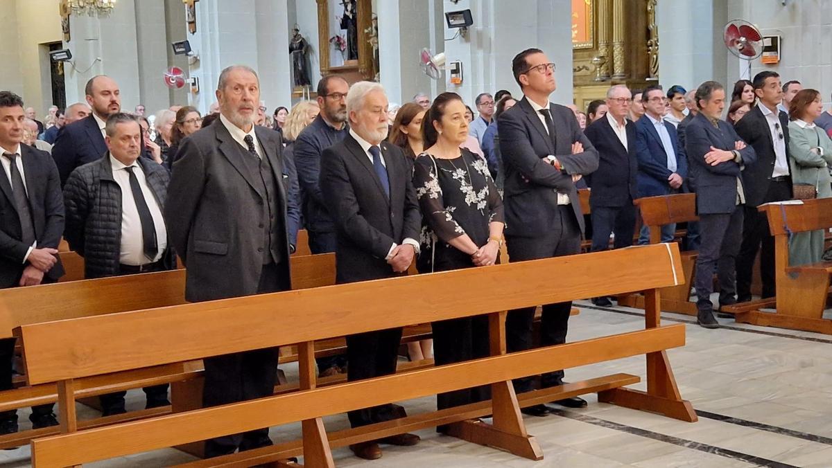 En primera fila, de izquierda a derecha, los exalcaldes Sogorb, Azorín y Pedrosa, y el primer edil Alfaro