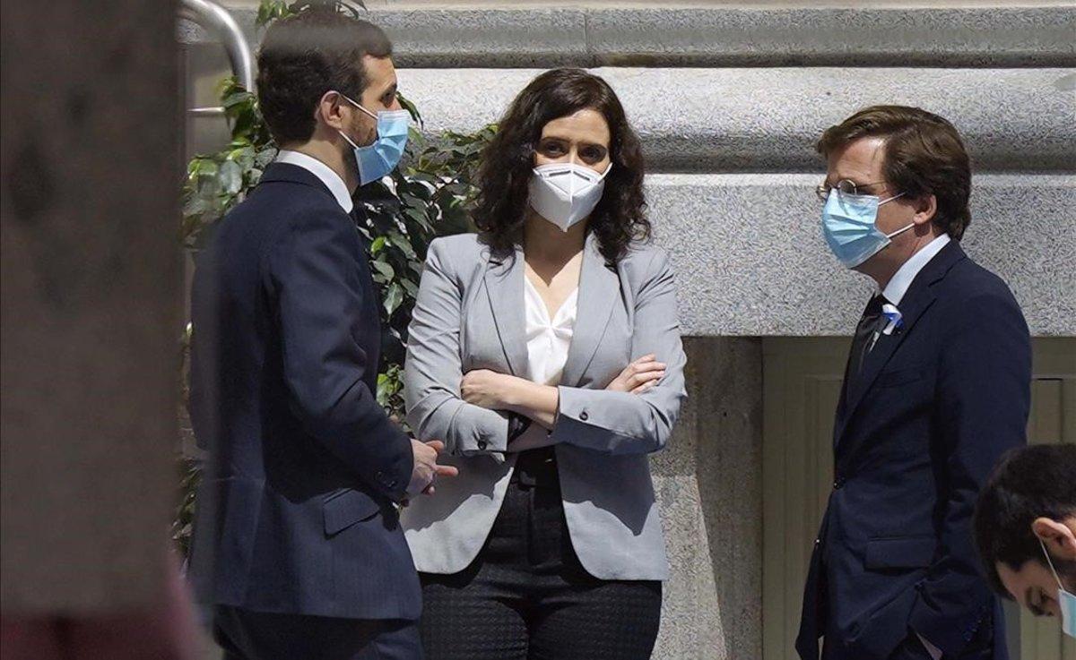 Isabel Díaz Ayuso, entre el presidente del PP, Pablo Casado, y el alcalde de Madrid, José Luis Martínez Almeida, en la celebración del día de San Isidro.