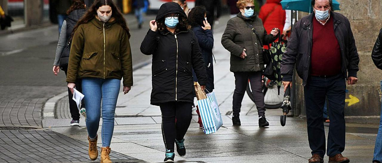 Gente con mascarilla en las calles de Pontevedra.