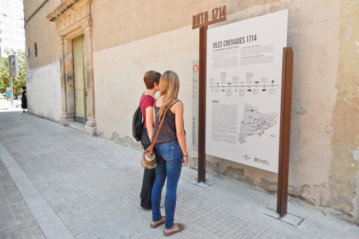 Terrassa se suma a la ’Ruta 1714’ amb un plafó informatiu a l’entrada de l’església de Sant Francesc