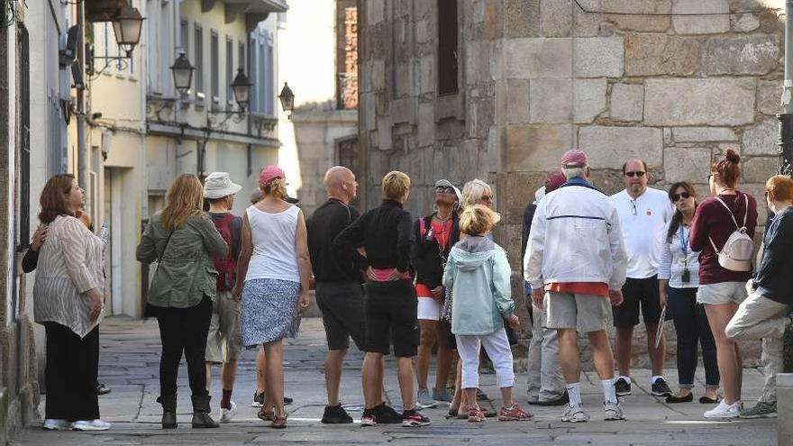 Turistas durante un recorrido ayer por la ciudad de A Coruña.