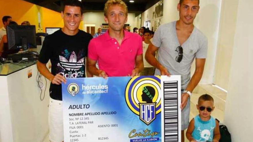 Callejón, Rivas, Samuel y su sobrino Adrián, ayer, en el estadio.