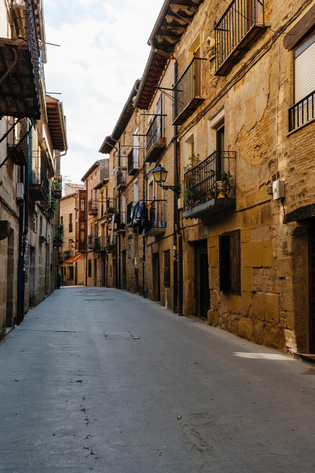 Calle empedrada en la villa medieval de Laguardia