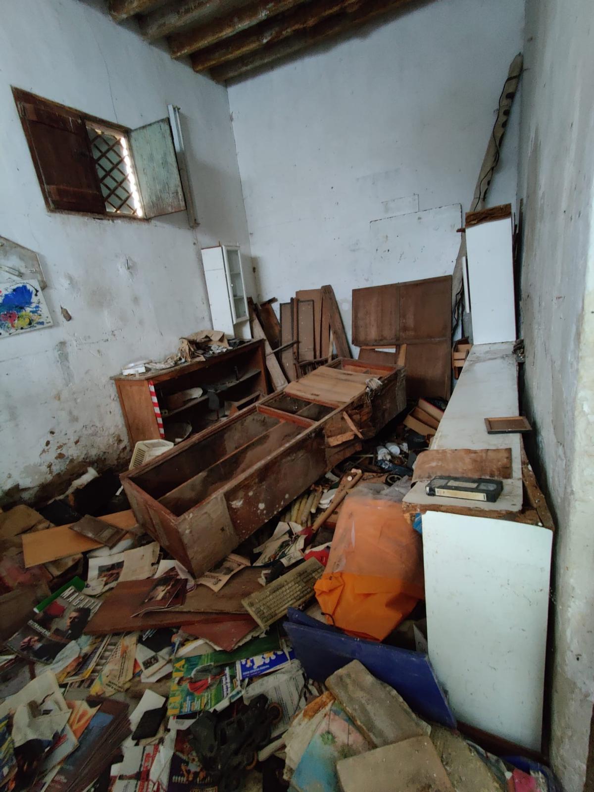 Mobiliario destrozado en el interior de la casa.