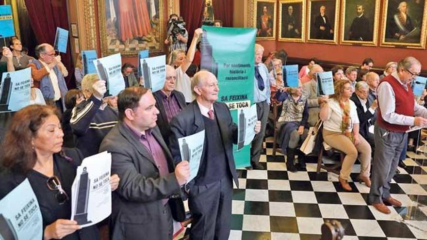 Seis representantes vecinales intervinieron ayer en el pleno a favor de conservar el monolito.