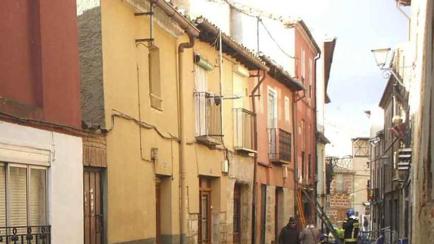 Bomberos apuntalan un edificio hundido en San Lorenzo. Foto