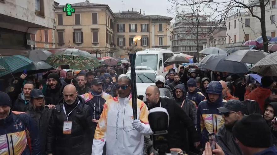 Snoop Dogg porta la antorcha olímpica de los JJOO de Invierno de Milán-Cortina 2026