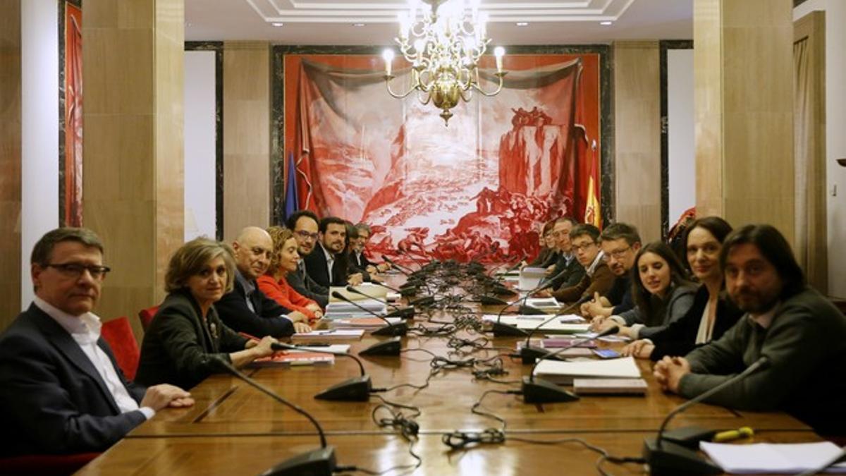 PSOE, Podemos, Compromís e Izquierda Unidea se reúnen en la sala Sert del Congreso